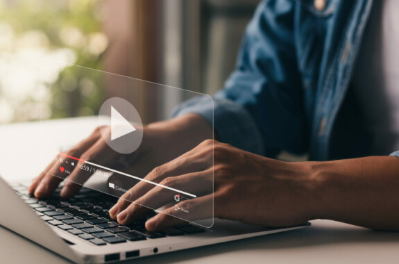 mies käyttämässä online alustoja