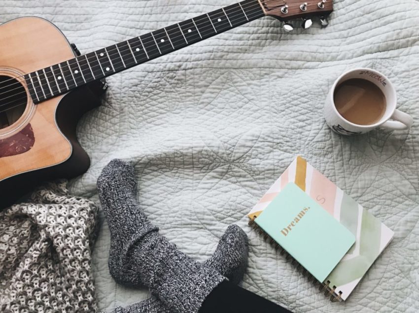 kitara, kahvi ja muistivihko